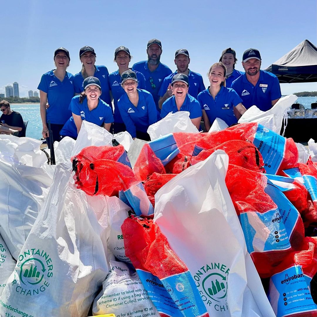 Group of Sea World staff and volunteers pose for a photo on Ocean Clean Up Day 2024 Group of Sea World staff and volunteers pose for a photo on Ocean Clean Up Day 2024