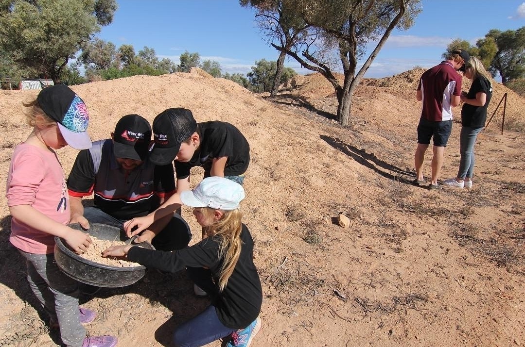 Opal fossicking Yowah | Queensland’s Natural Sciences Loop