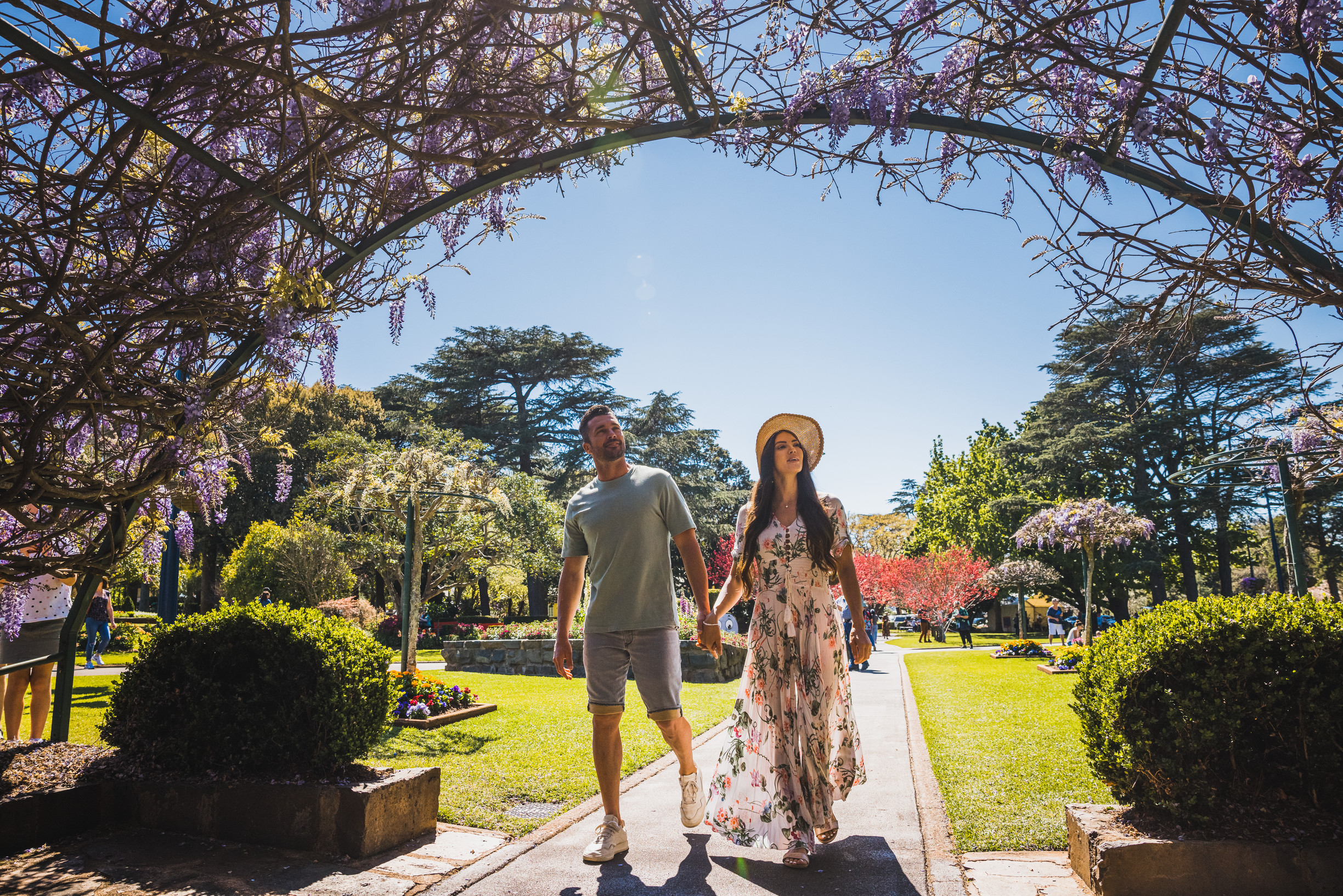 Couple looking at flowers in Laurel Bank Park