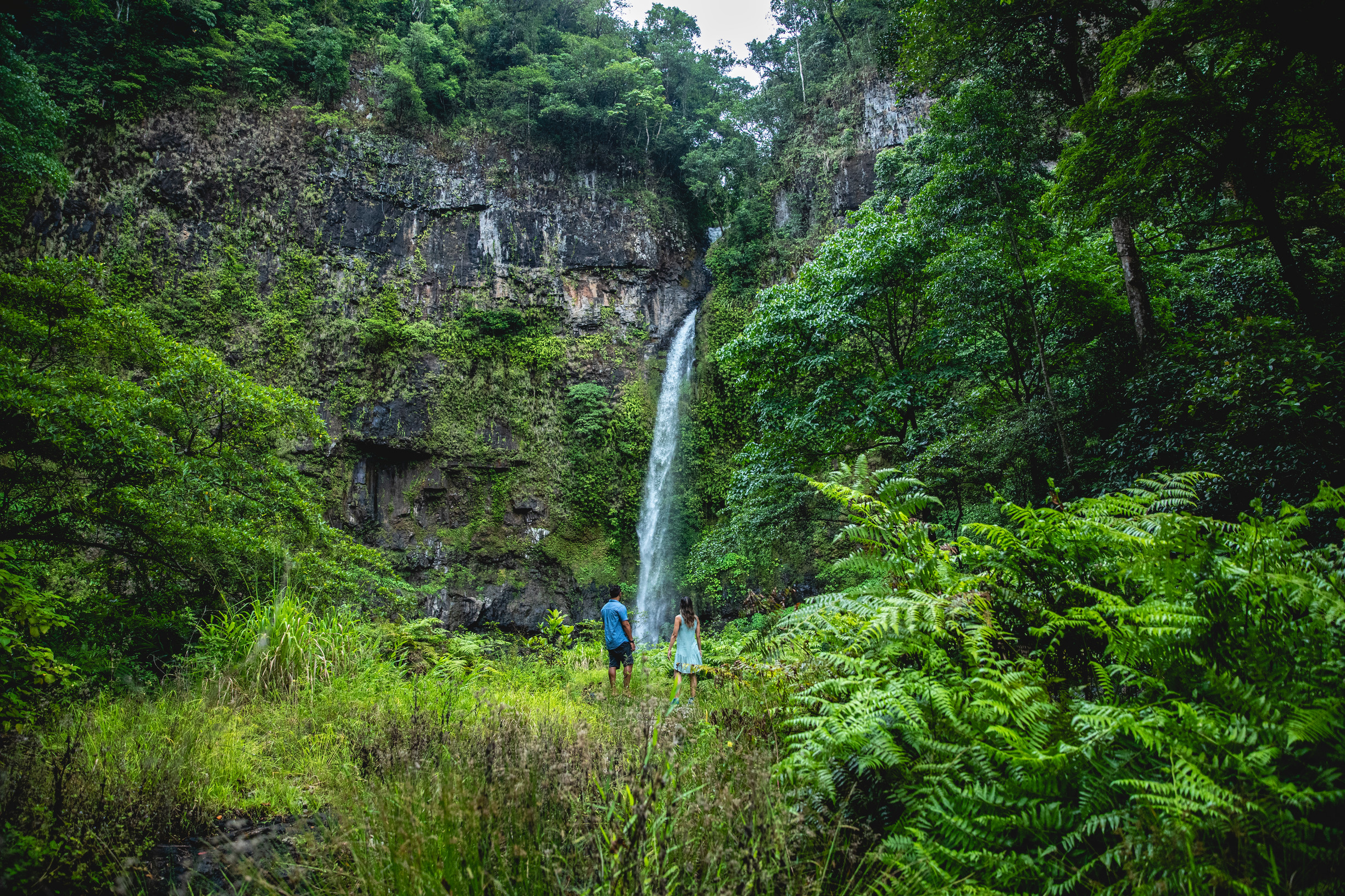 Couple looking up at Nandroya Falls Couple looking up at Nandroya Falls